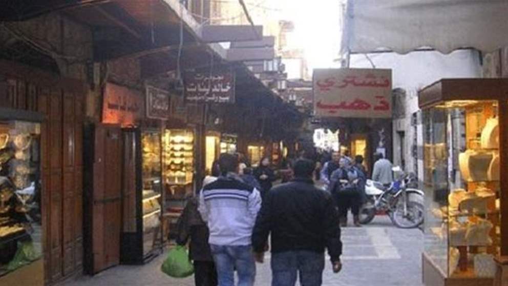 مواجهة بالمسدسات في سوق الذهب.. وإصابة حرجة (فيديو)