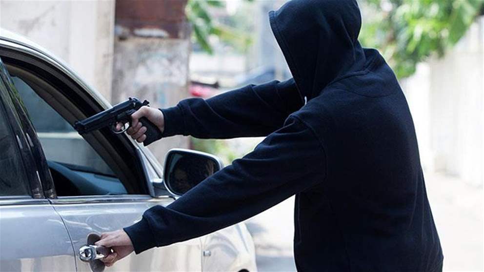 توقيف سارق سيارات "خطير" .. هل وقعتم ضحيته؟