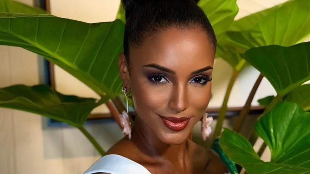 ملكة جمال جامايكا تسقط عن المسرح وتنقل الى المستشفى بصورة عاجلة