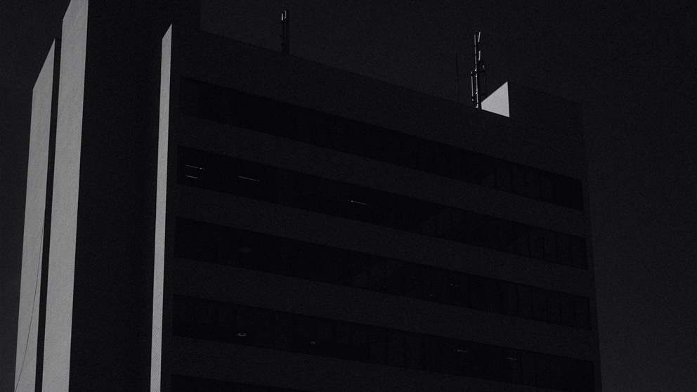 اينما إرتفعت رائحة فساد وهدر.. كان لمدير عام "العتمة" بصمة (فيديو)