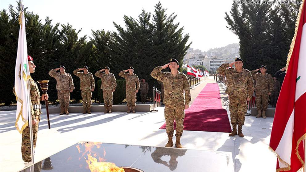 قائد الجيش يضع إكليًلا من الزهر على نصب شهداء الجيش