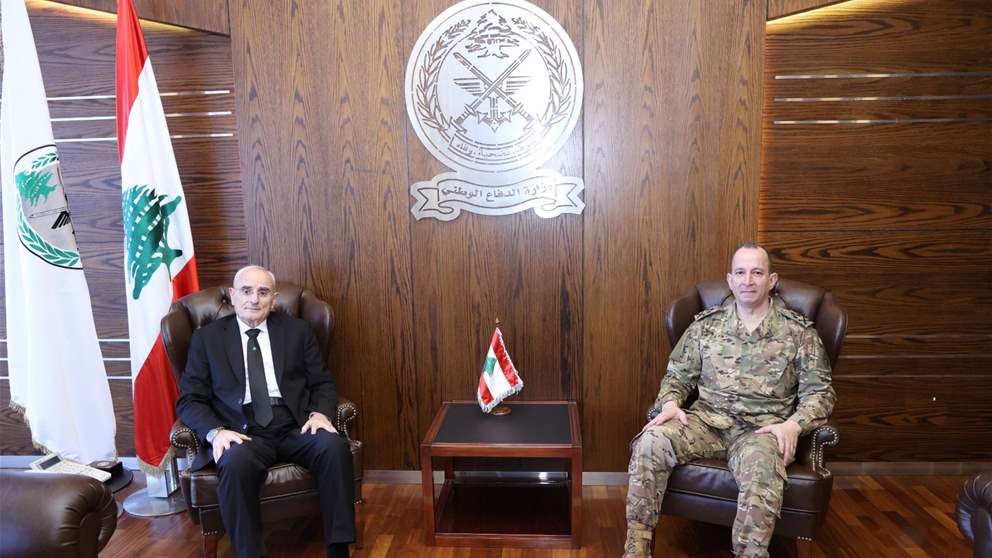 وزير الدفاع يستقبل قائد الجيش وقدم التهنئة بالإستقلال