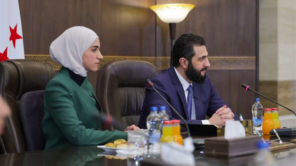 “جنتلمان سوريا”.. لقطة أحمد الشرع لزوجته تثير موجة من التفاعل 