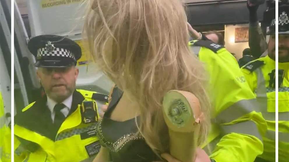 "دمية".. في قبضة الشرطة (فيديو)