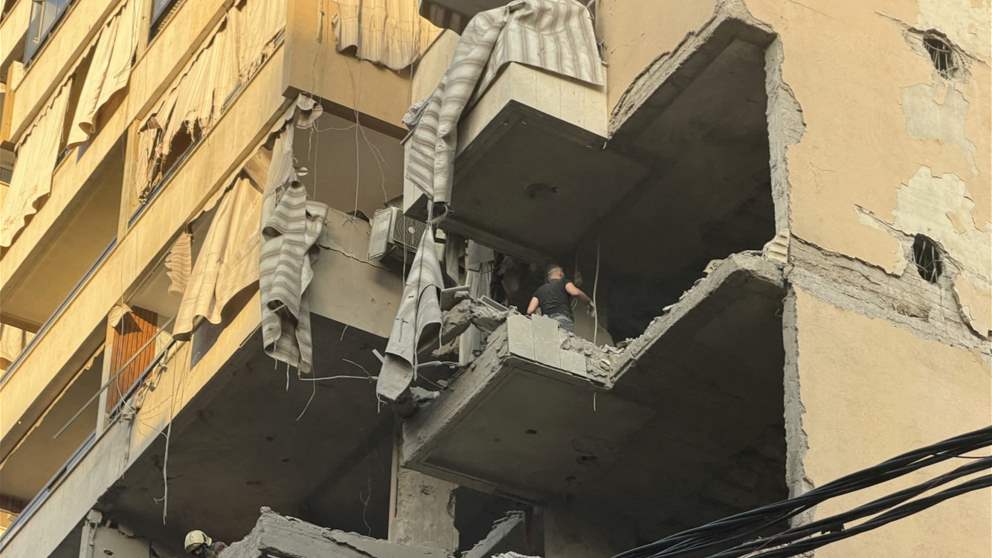 الرجل الثاني بالصورة إلى جانب صفي الدين.. ماذا نشر الإعلام الإسرائيلي؟ 