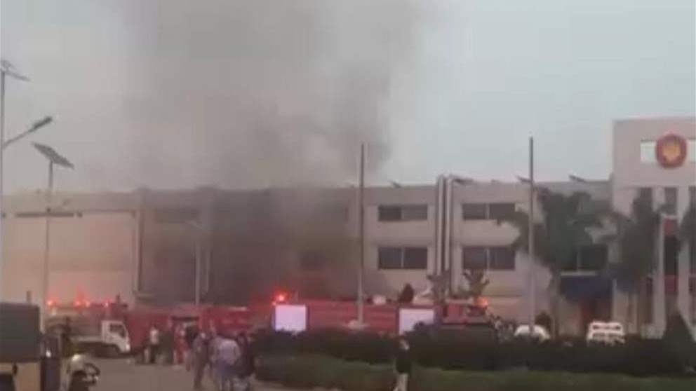 مراسلة الجديد تنقل الصورة من مكان الحريق في "أنفه"