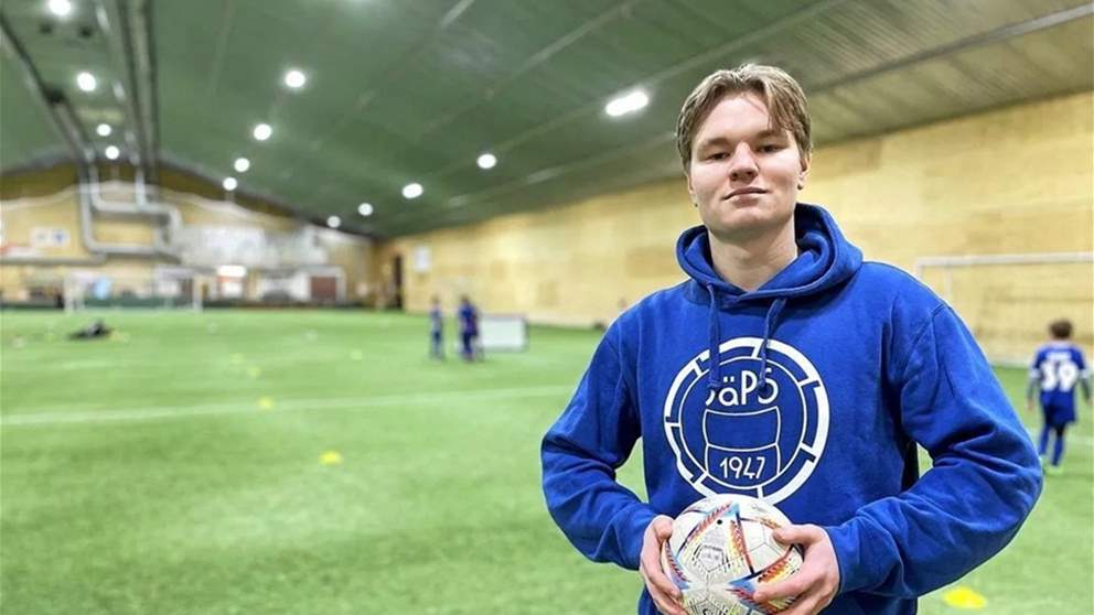 لاعب كرة قدم ينجو من الموت بعد توقّف قلبه 15 دقيقة