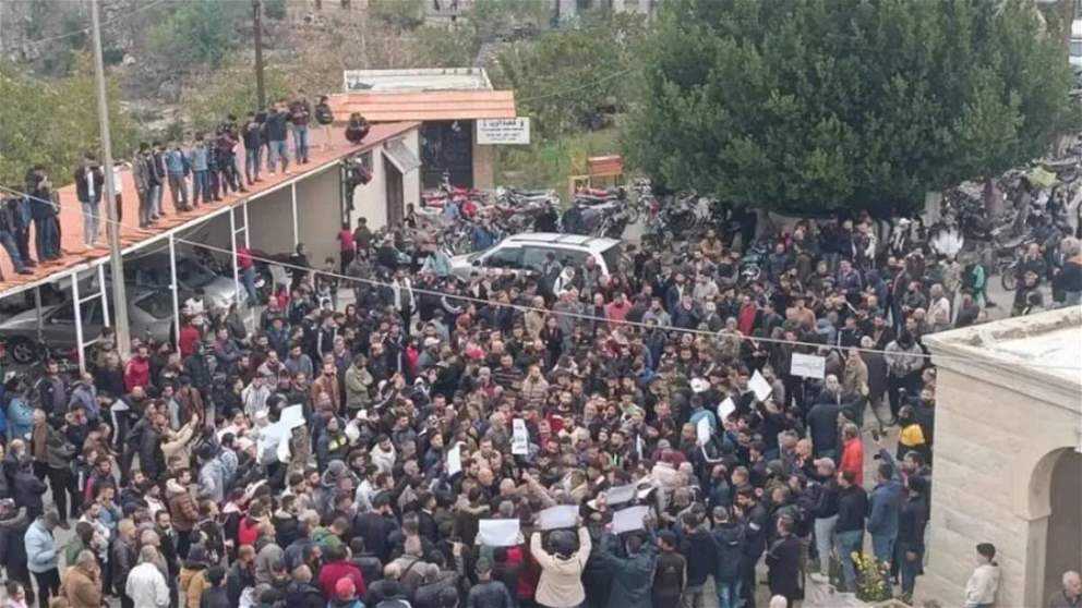 في سوريا.. مظاهرات تشعل الساحل وحمص