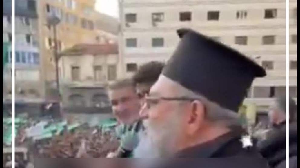 رجل دين مسيحي.. يتظاهر دعمًا للشرع (فيديو)