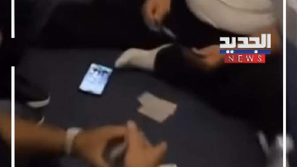 "فتية ورق" على متن طائرة (فيديو)