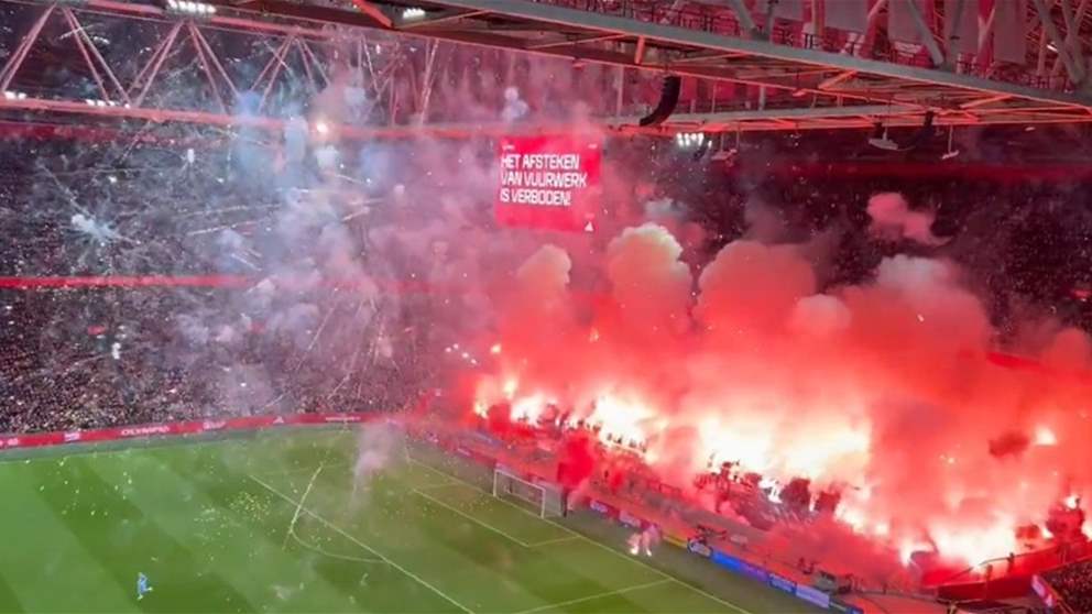 فيديو - ألعاب نارية تُوقِف مباراة أياكس