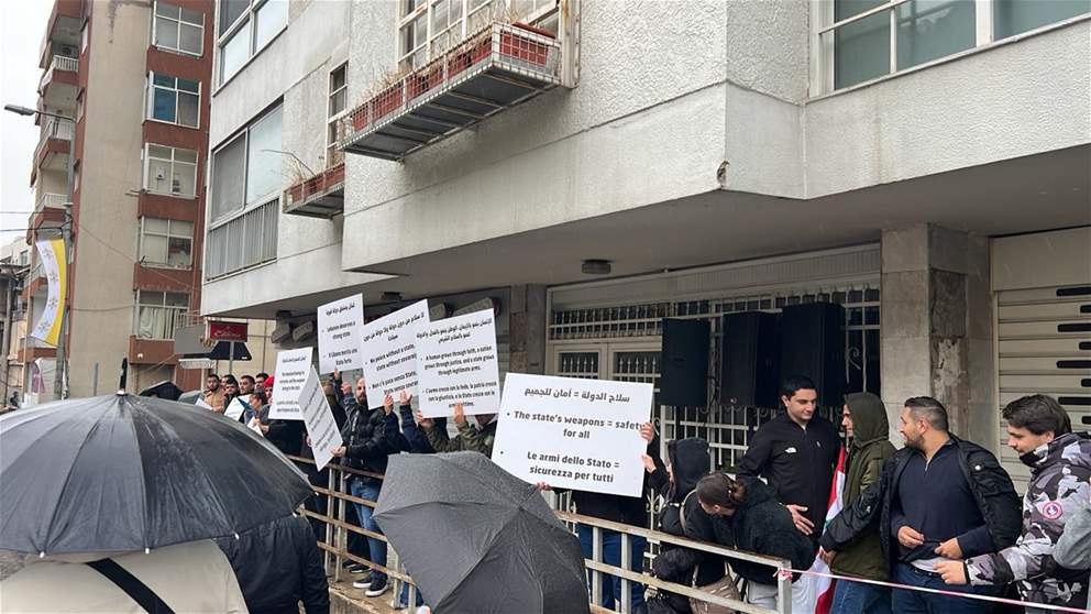 بشعارات ضد السلاح.. وقفة "قواتية" أثناء مرور البابا (صور)