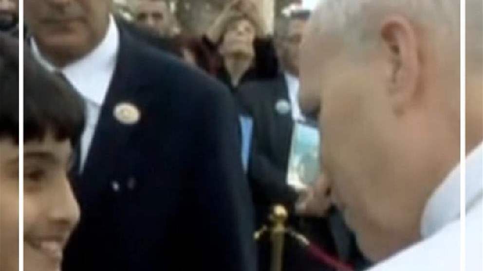 من البابا للأطفال.. "هدية" (فيديو)