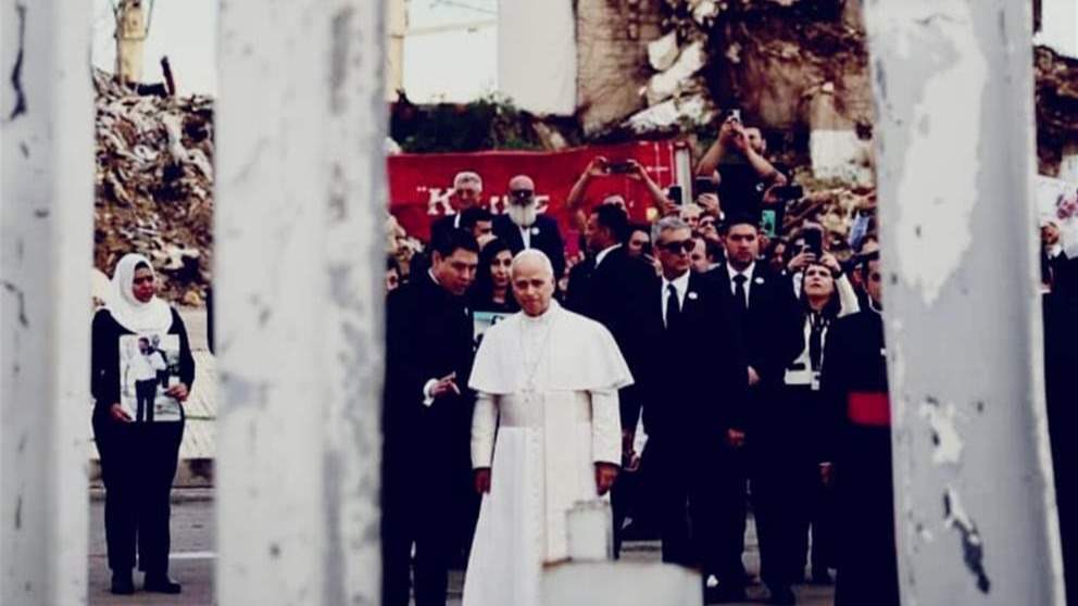 صورة بمعانٍ كثيرة.. البابا عند انقاض مرفأ بيروت