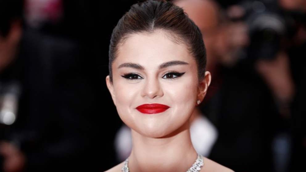 سيلينا غوميز تخطف الأنظار بلقطة عفوية… تطلب من مصوّر الباباراتزي مساعدتها في إرجاع السيارة