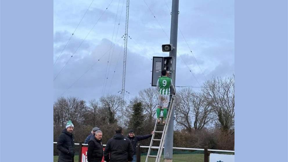 مهاجم يتحوّل إلى كهربائي داخل الملعب