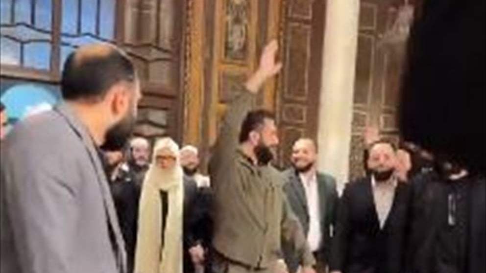 الشرع بين المصلّين.. وهدية من المملكة (فيديو)