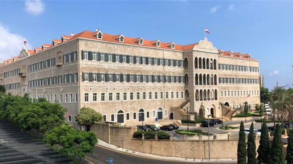 مراسل الجديد برسالة مباشر من السراي حول زيارة وفد مجموعة العمل الأميركية من أجل لبنان | شاهد البث المباشر