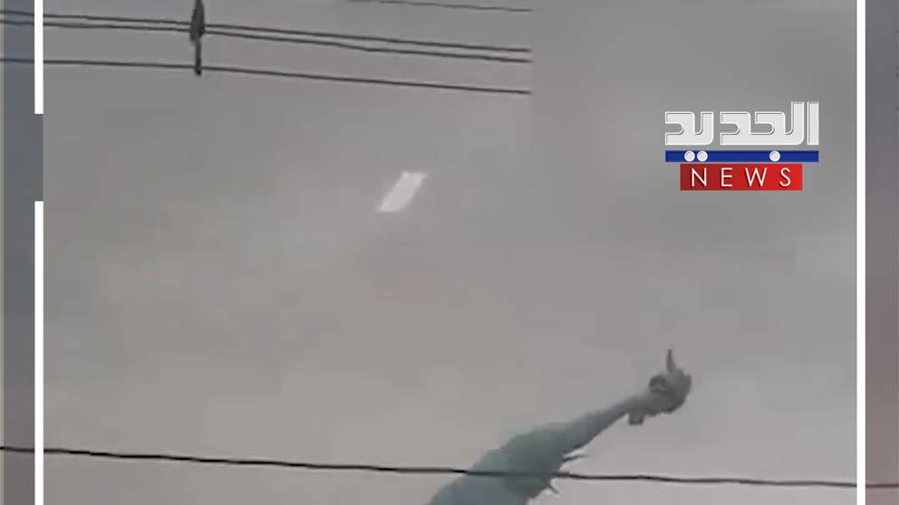 لحظة سقوط تمثال الحرية! (فيديو)