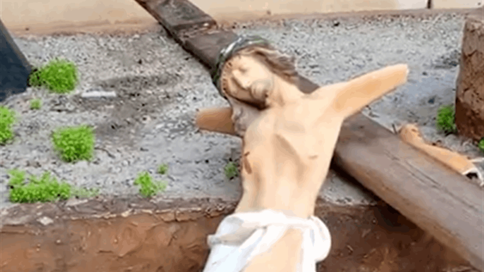 بالفيديو.. تحطيم صليب المسيح في الدّورة 