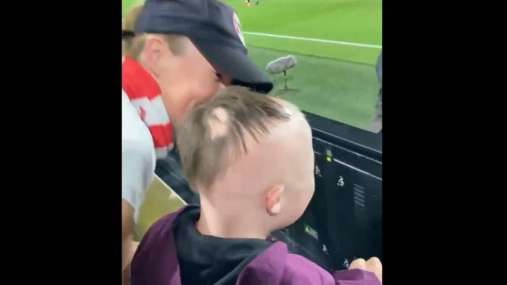 فيديو - برينتفورد يقدّم درسا في الإنسانية بعد موقف مؤثر مع طفل