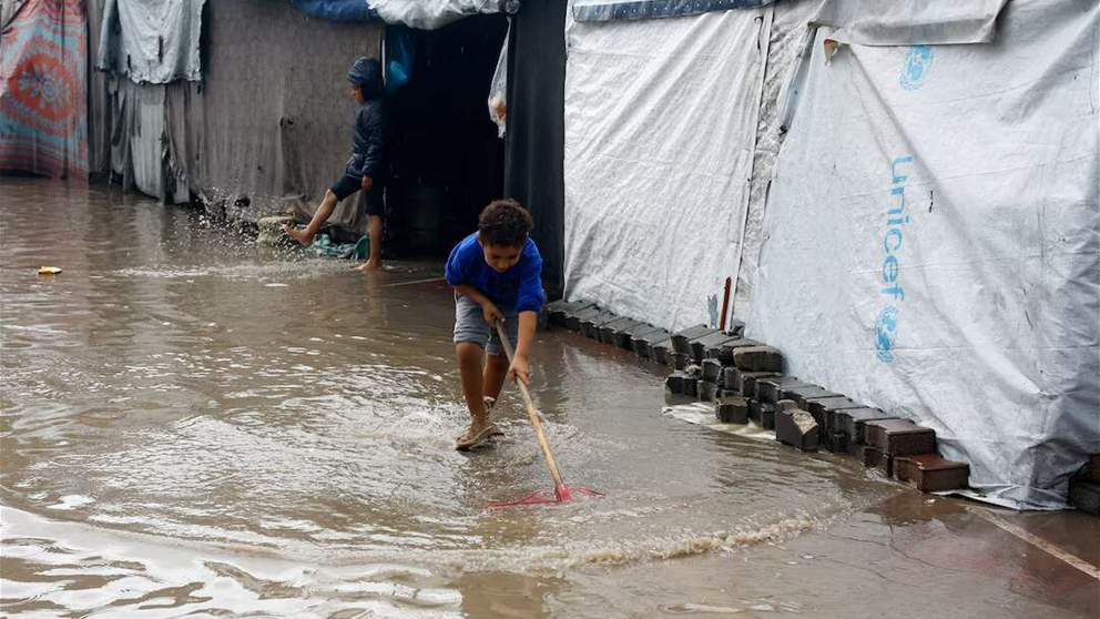 بالفيديو: نازحو غزة تحت العواصف 