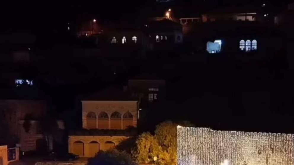 دير القمر تلبس ثياب العيد وتطلق القرية الميلادية وتضيء شجرة الميلاد في احتفال جامع