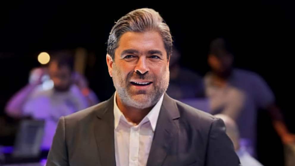 وائل كفوري يقلق جمهوره بعد عطل فني يعيد طائرته قبل الوصول إلى العلا