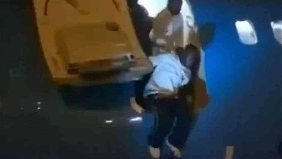 لم يعثروا على السلم.. فقفزوا من الطائرة (فيديو)