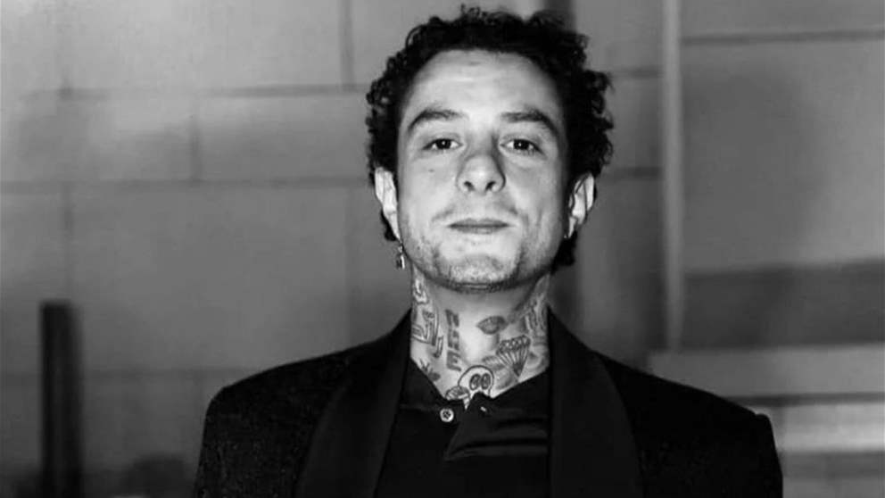 أحمد الفيشاوي ينهار في عزاء والدته سمية الألفي ويمنع التصوير 