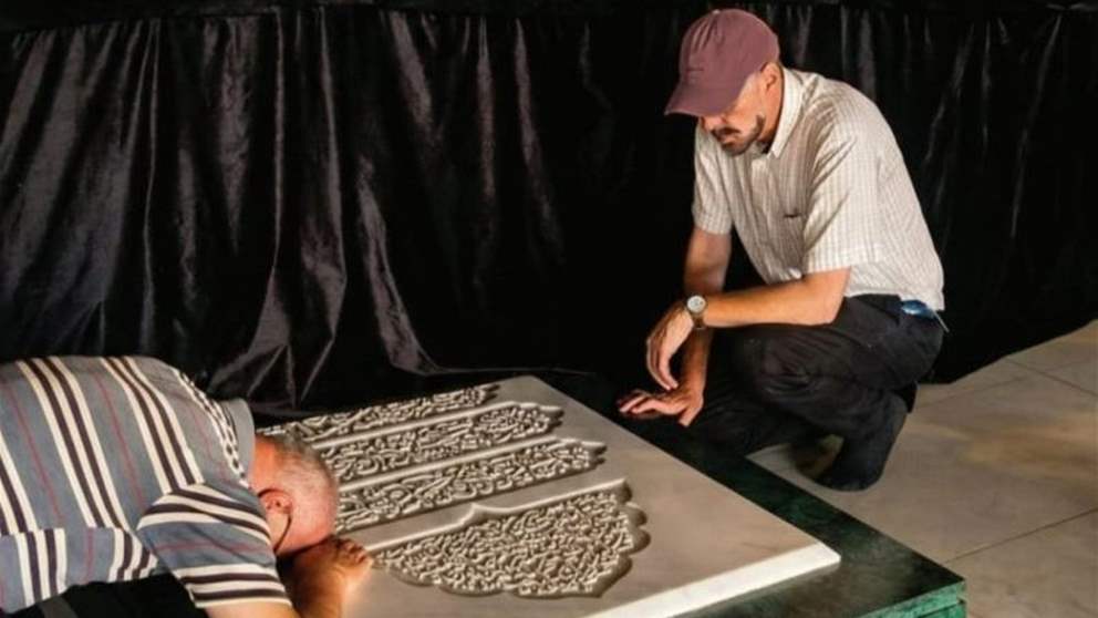 صحافي اسرائيلي يزور ضريح نصرالله.. ويطلب صورة مع جريح "بيجر"! 