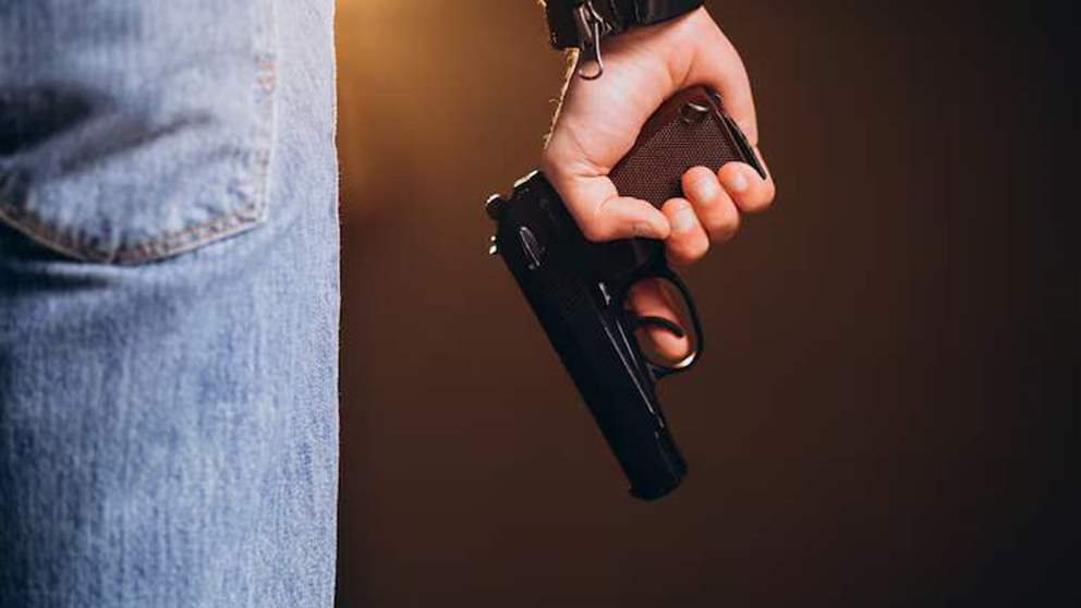 بالفيديو: دراجة نارية تطلق النار على شخصين! 