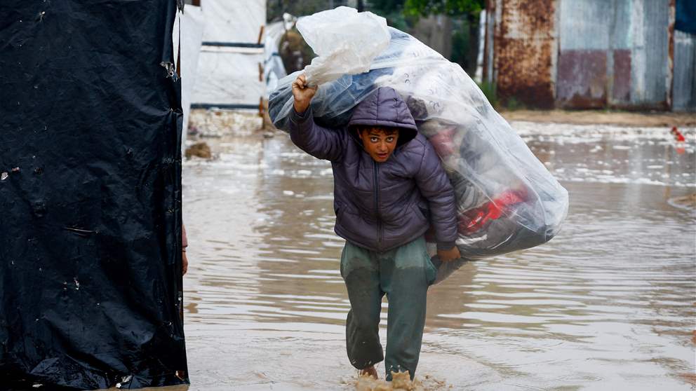 بالفيديو وفي غزة.. وضع صعب تحت الأمطار 
