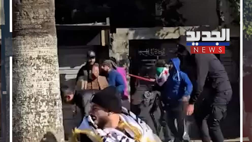 لحظة طعن متظاهر في الساحل السوري - شاهد الفيديو