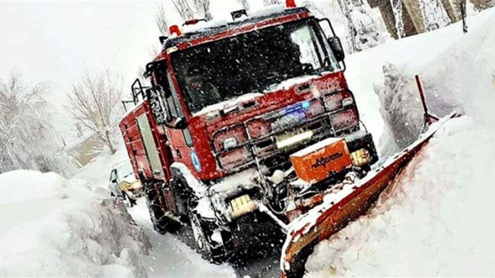 الثلوج تحاصر سيارة في جرود الضنية… والدفاع المدني يتحرك