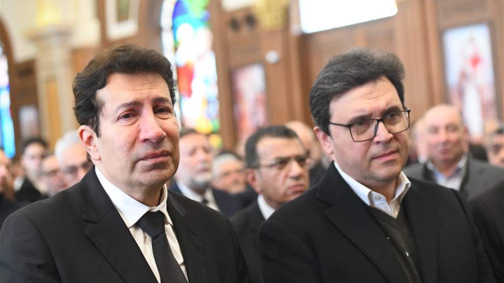 لقطات مؤثرة.. انهيار هاني رمزي وشقيقه في وداع والدتهما