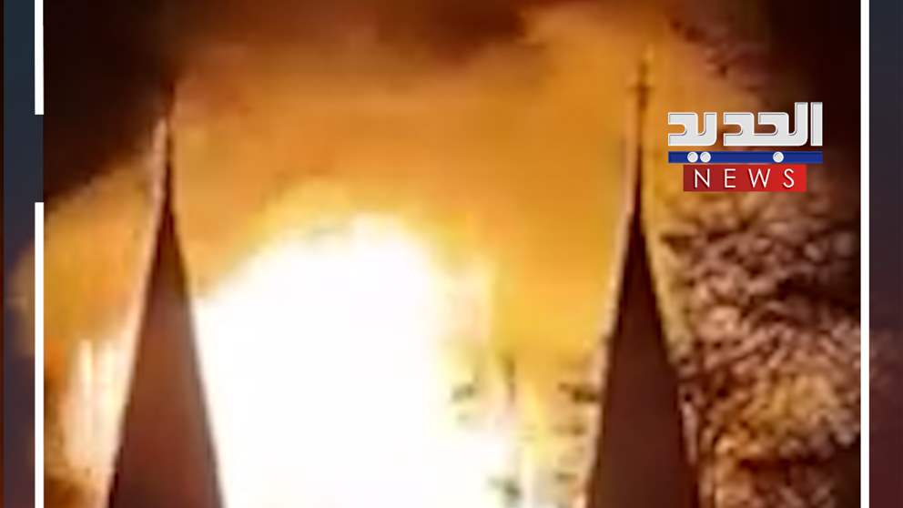 بعد 150 عاماً على تأسيسها.. نيران ضخمة في كنيسة! (فيديو)