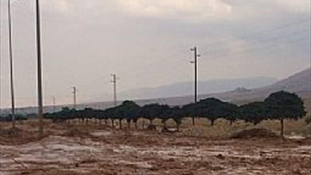 بسبب السيول.. مبنى مهدد بالانهيار