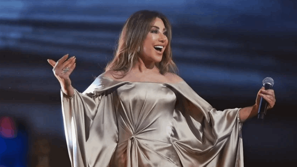 موقف طارئ على المسرح… نجوى كرم تنزعج من عقدها والحفل يتوقّف للحظات