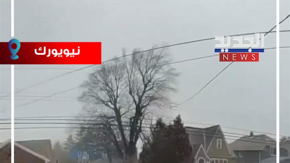 رياح تسقط مسنة أرضًا - شاهد الفيديو