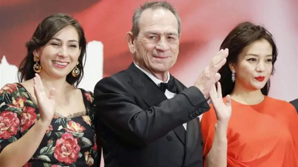 العثور على ابنة تومي لي جونز متوفاة داخل فندق فاخر