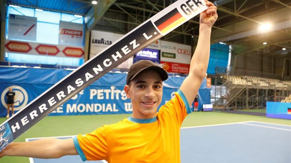 فيديو - موهبة استثنائية بعمر 13 عاماً تُبهر عالم التنس