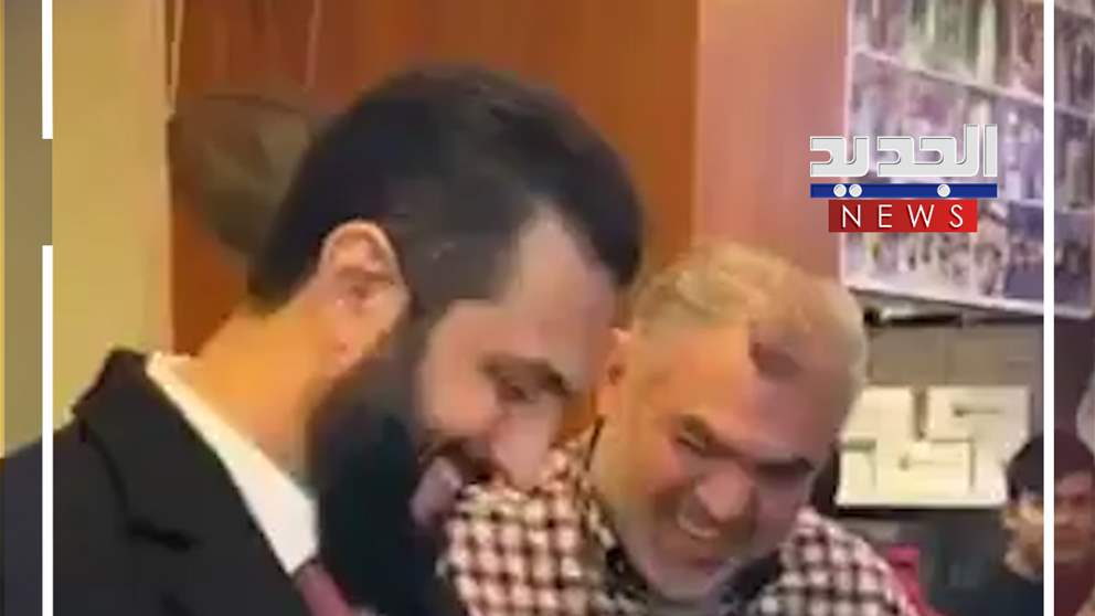 الشرع يشتري بالعملة الجديدة.. ويحتسي القهوة! (فيديو)