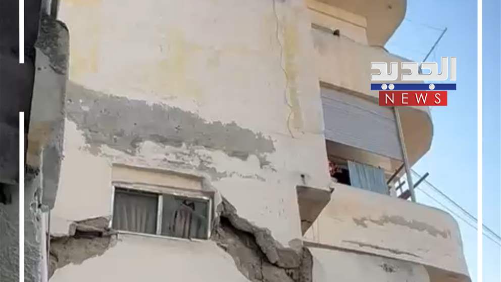 مبنى سكني ينهار تدريجياً في طرابلس (فيديو)