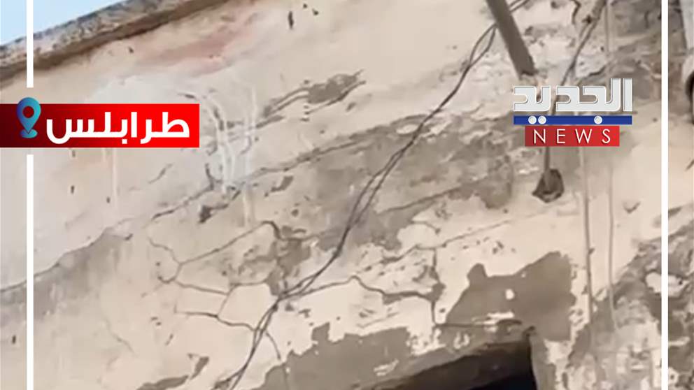 مبنى يسقط في طرابلس.. ومواطن يرفض الإخلاء! (فيديو)