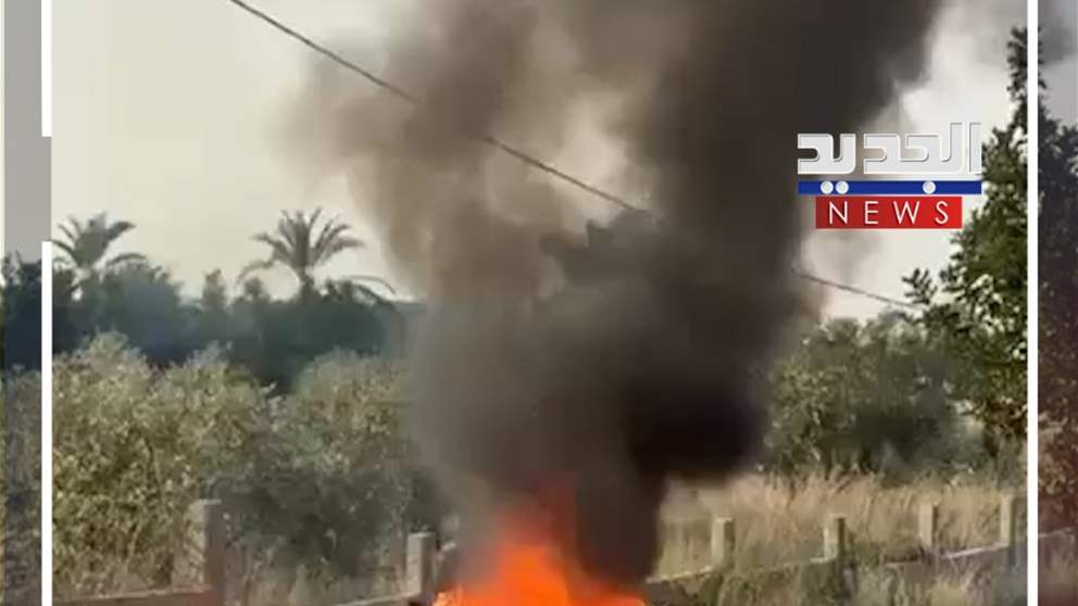 بصاروخين وعن قرب.. سيارة تشتعل جراء غارة! (فيديو)