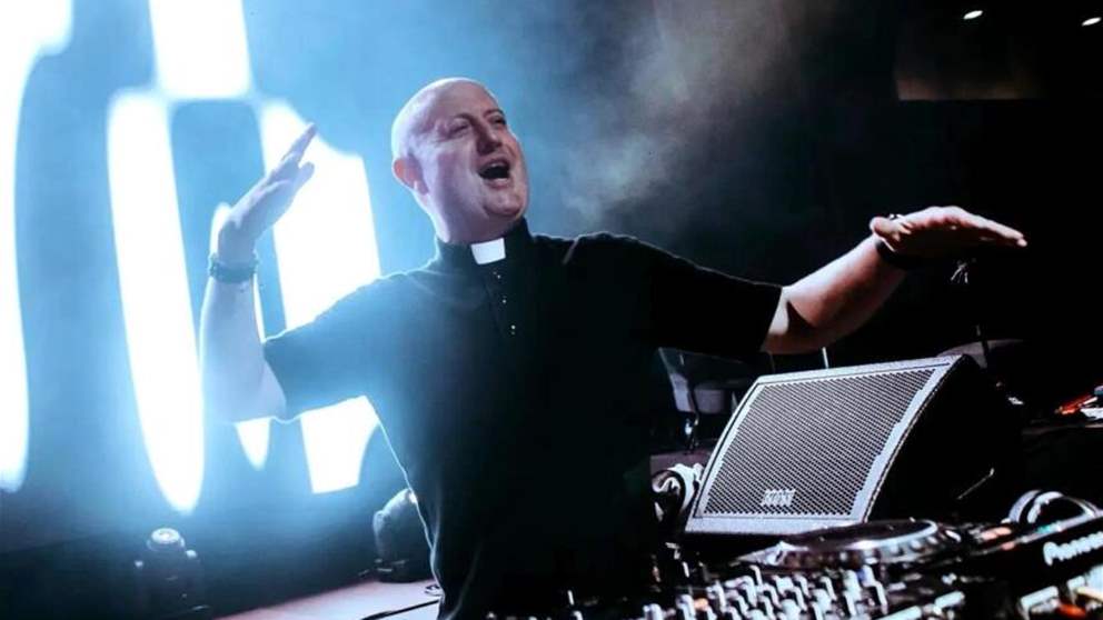كاهن DJ في لبنان.. جدل واسع قبيل الحفلة (تقرير)