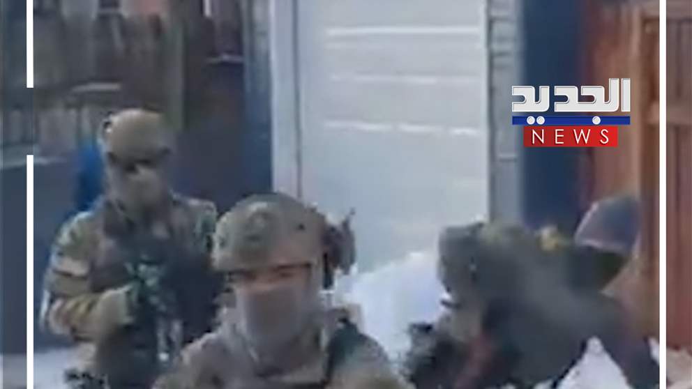 قنبلة دخانية بوجه متظاهر! (فيديو)