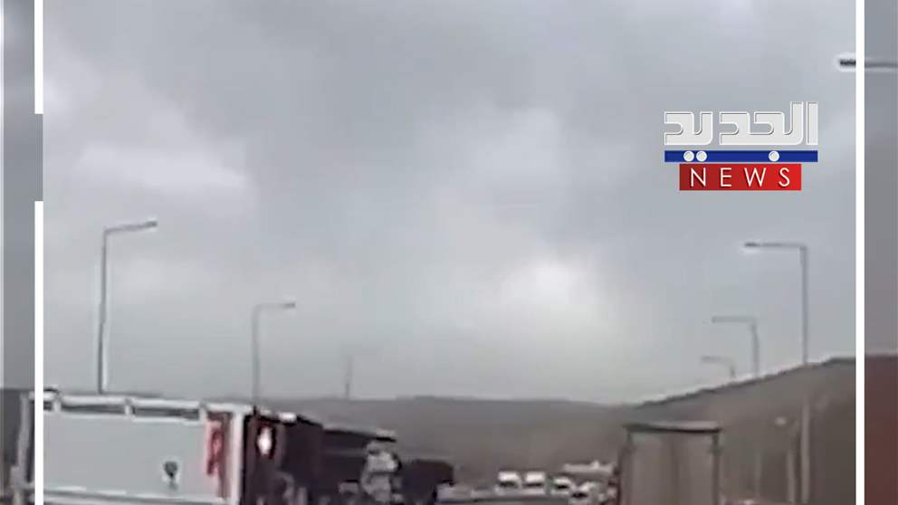 إنقلاب شاحنة بسبب قوة العاصفة - شاهد الفيديو