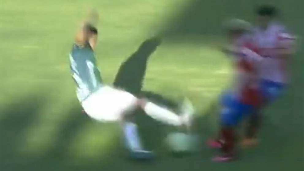 فيديو - اللاعب الذي استحق بطاقتين حمراوين